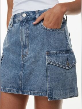 DENIM FORUM - 90's Midrise Cargo Mini skirt in Ozone Blue. Size: 31